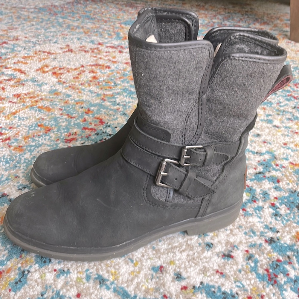 Women’s UGG snow boots